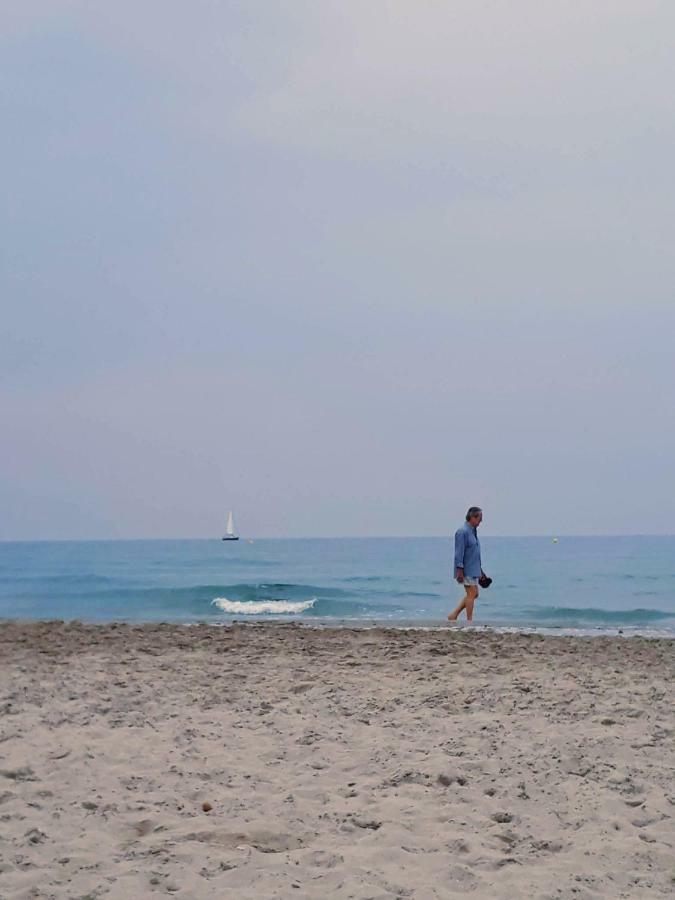 2 Bedroom'S Flat On The Beach, City Center, 1 Line ซานตาโปลา ภายนอก รูปภาพ