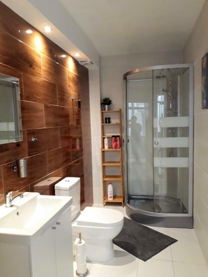 2 Bedroom'S Flat On The Beach, City Center, 1 Line ซานตาโปลา ภายนอก รูปภาพ